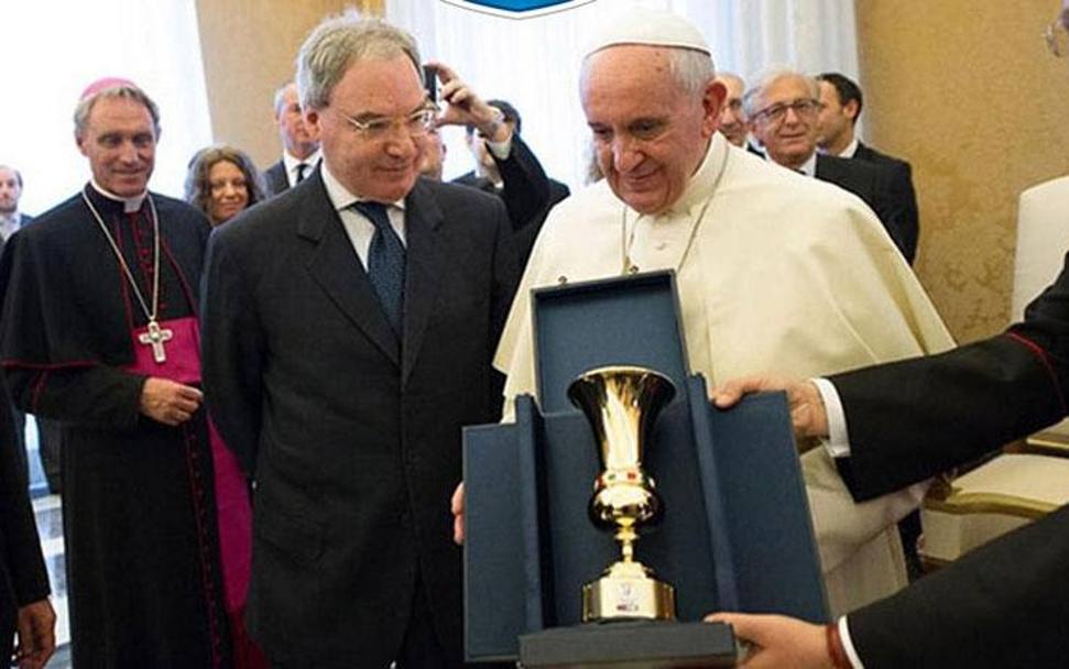 Il presidente della Lega Serie A omaggia il Papa della copia della Coppa